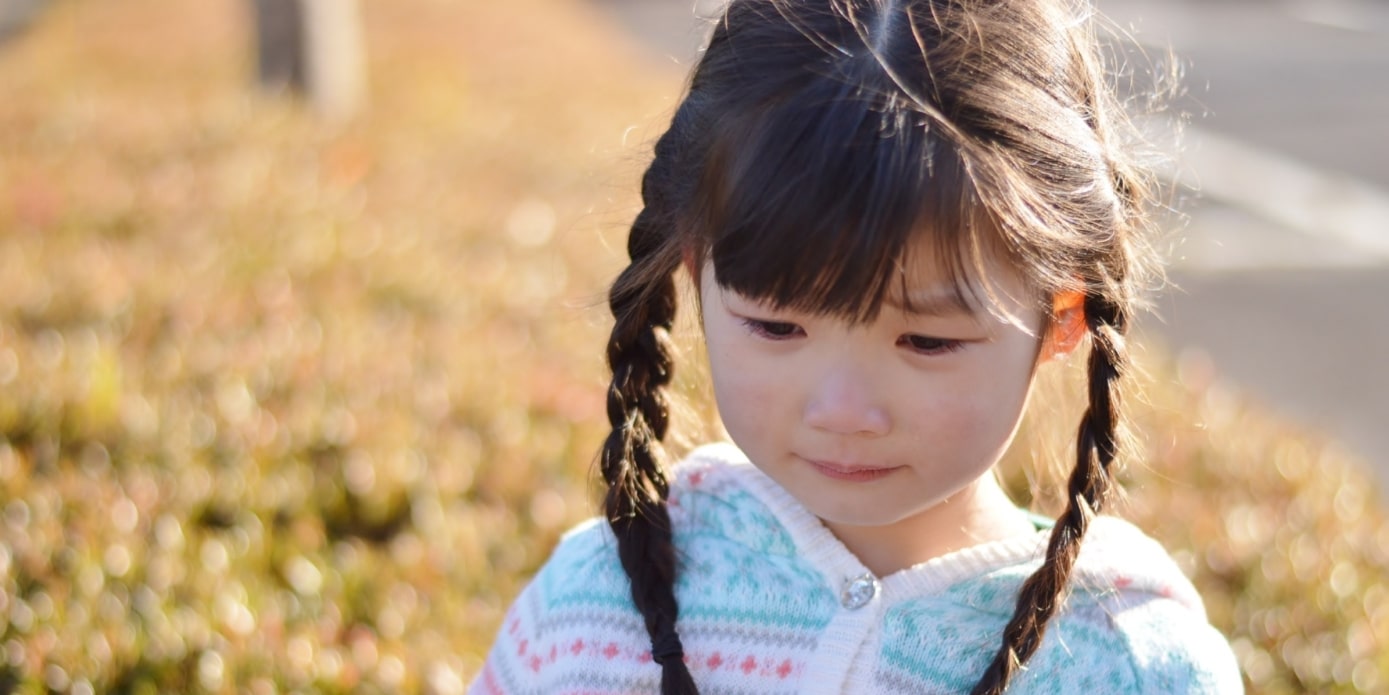 泣く少女