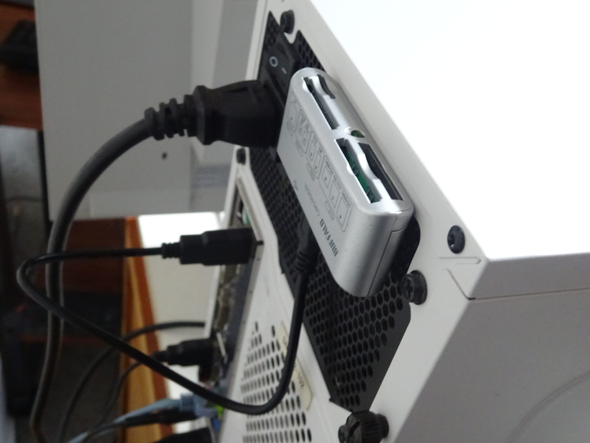 デスクトップPCにSDカードスロットを常時セットしておく方法～小賢しい裏技 凡人のデジタル雑記