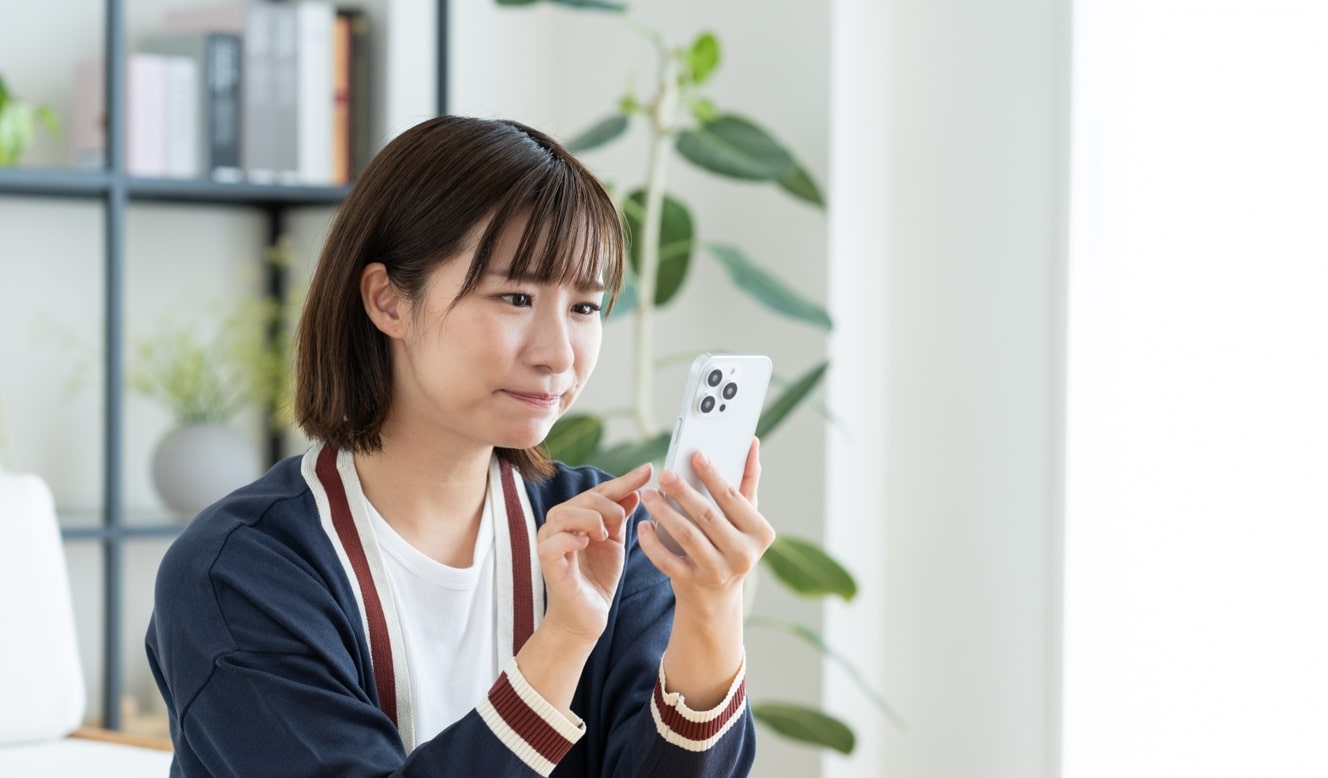 スマホで悩む女性