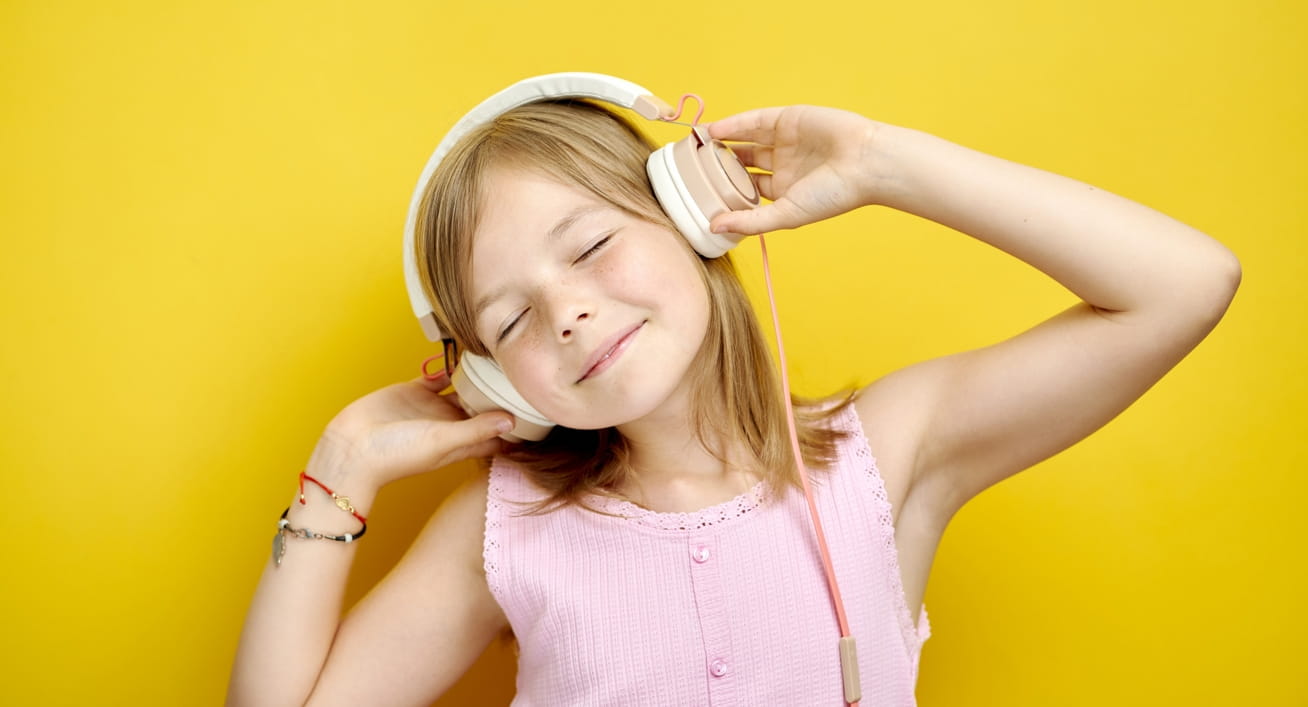 ヘッドホンする少女