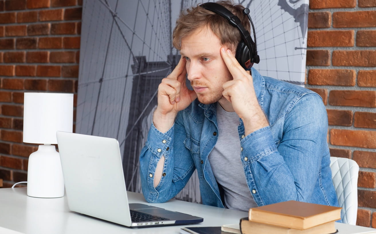 ヘッドホンしている男性